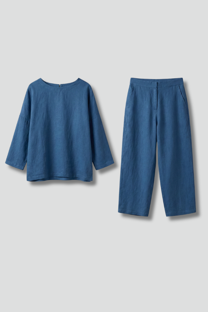 Women’s Two-Piece Set with Short Sleeves and Cropped Trousers