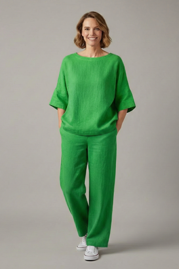 Women’s Two-Piece Set with Short Sleeves and Cropped Trousers