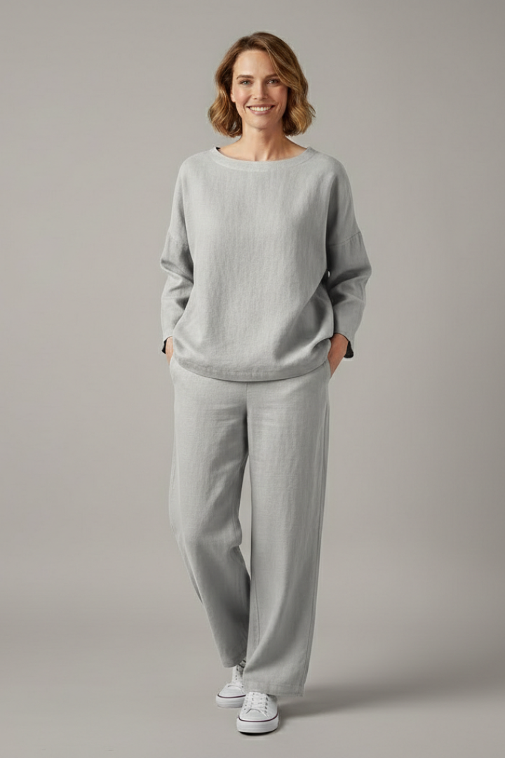 Women’s Two-Piece Set with Short Sleeves and Cropped Trousers
