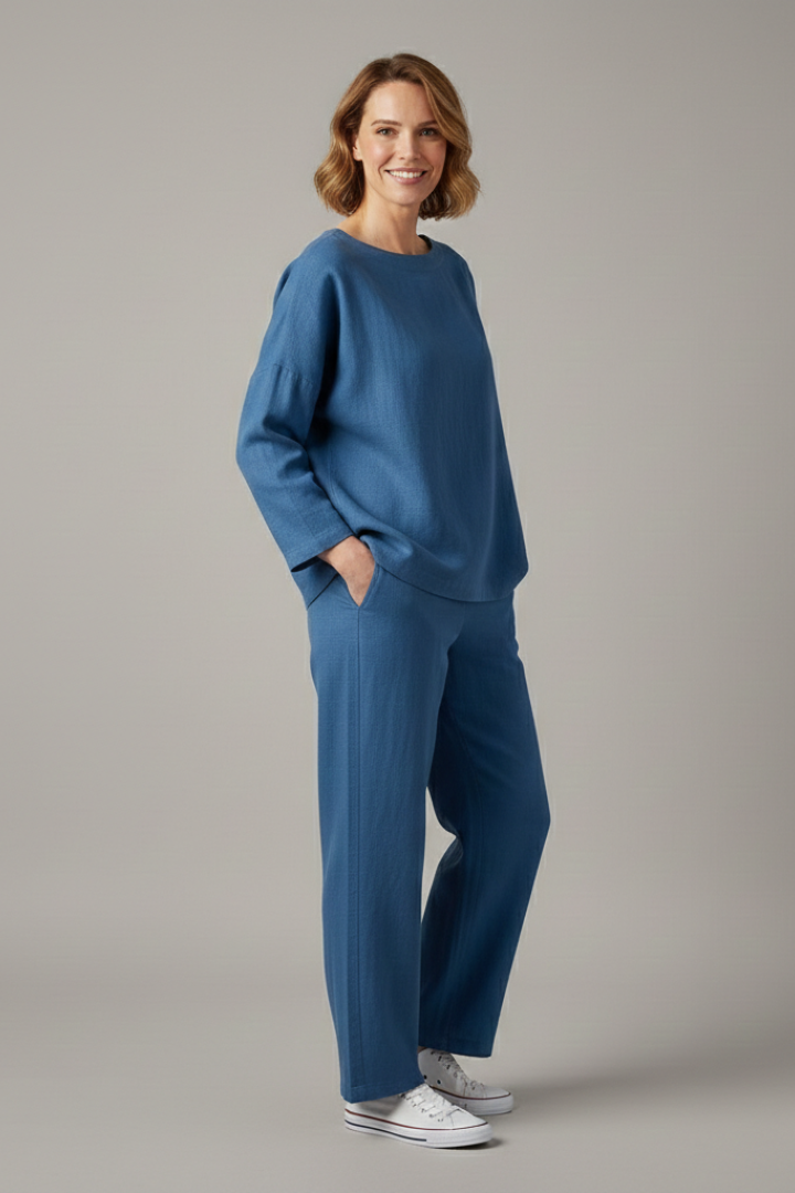 Women’s Two-Piece Set with Short Sleeves and Cropped Trousers