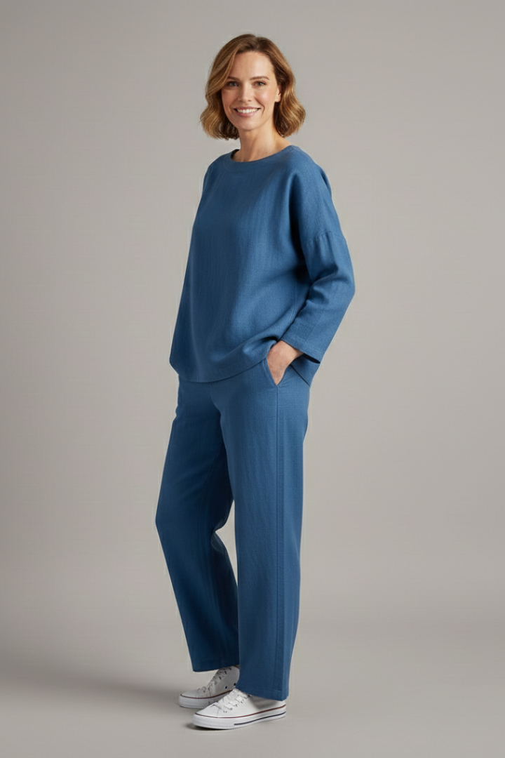 Women’s Two-Piece Set with Short Sleeves and Cropped Trousers