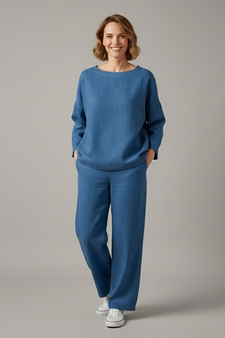 Women’s Two-Piece Set with Short Sleeves and Cropped Trousers