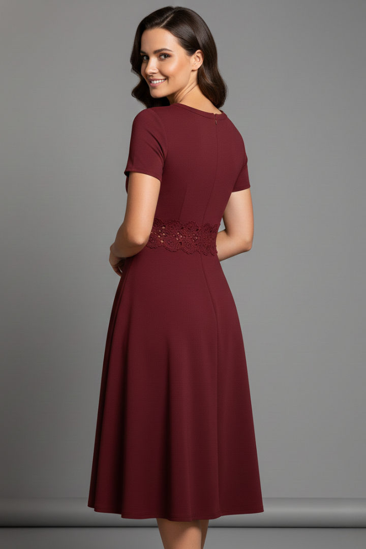 Women’s dress with round neck and short sleeves