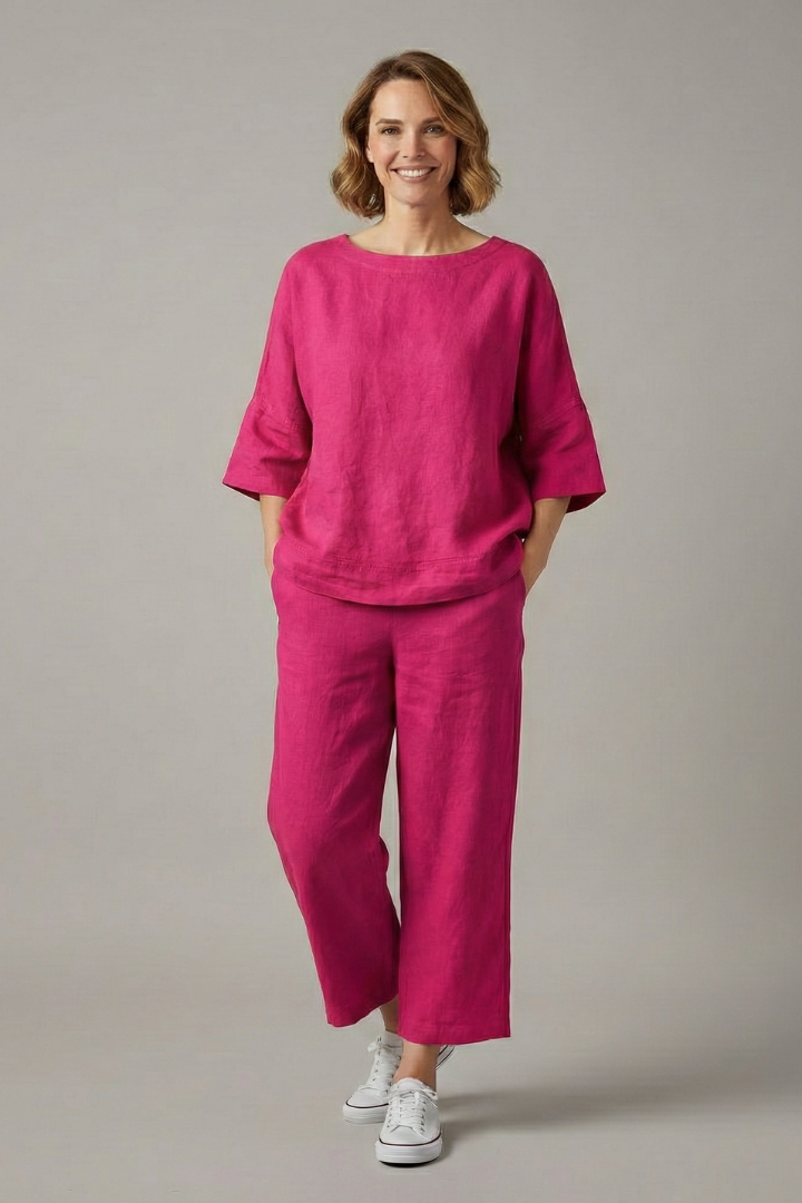 Women’s Two-Piece Set with Short Sleeves and Cropped Trousers