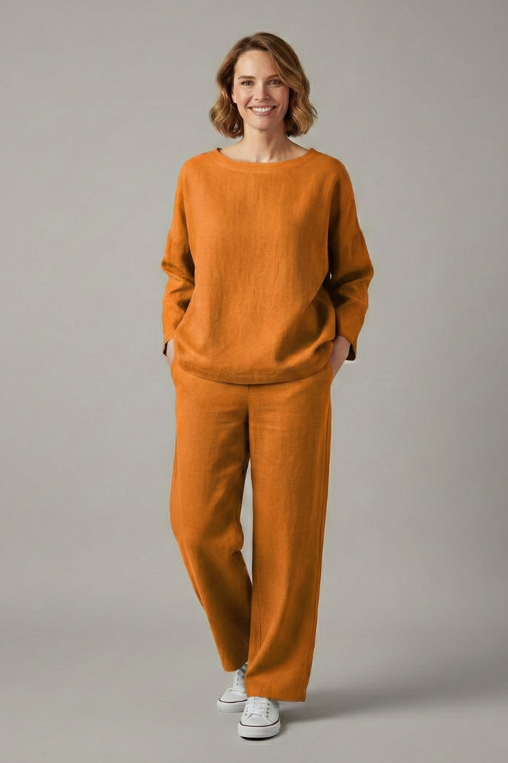 Women’s Two-Piece Set with Short Sleeves and Cropped Trousers