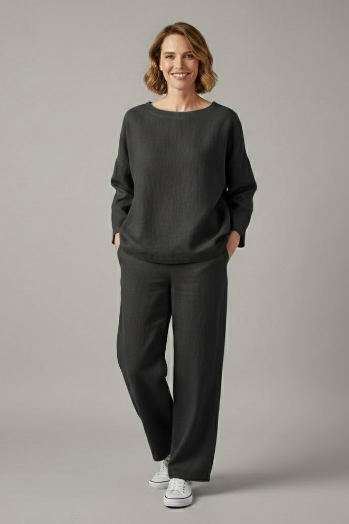 Women’s Two-Piece Set with Short Sleeves and Cropped Trousers