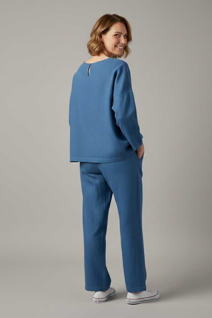 Women’s Two-Piece Set with Short Sleeves and Cropped Trousers