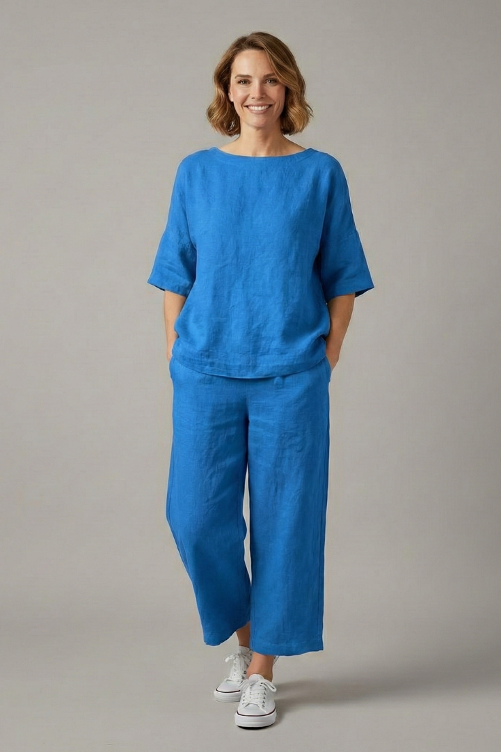 Women’s Two-Piece Set with Short Sleeves and Cropped Trousers