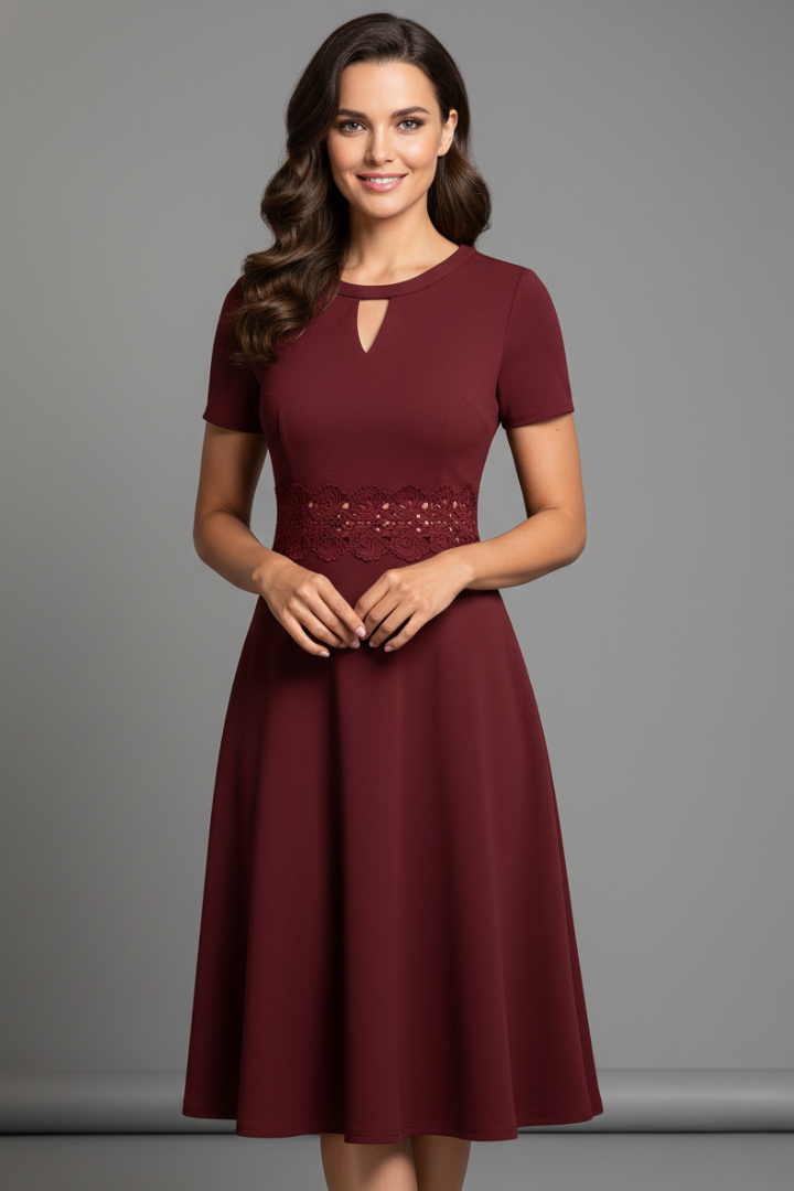 Women’s dress with round neck and short sleeves